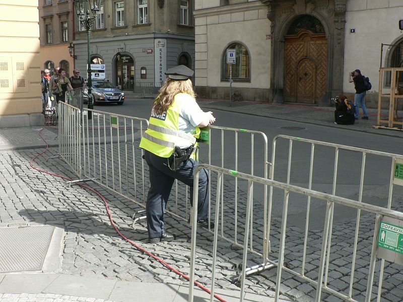 Maraton09 075.jpg - Naše oblíbená policistka, letos bohužel neorganizovala start.